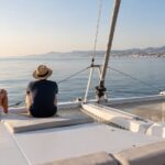 Pasajeros mirando al horizonte en un catamarán para evitar el mareo en barco